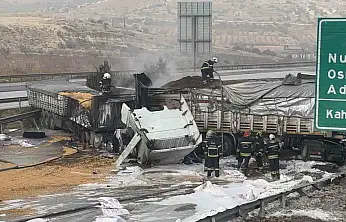 TAG Otoyolu'nda çarpışan 3 tır yandı