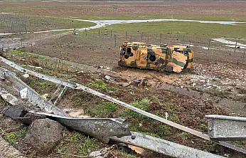 TAG Otoyolu'nda kontrolden çıkan askeri araç devrildi: 10 asker yaralandı