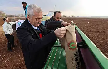 Tahmazoğlu dağıttığı tohumları çiftçilerle ekti