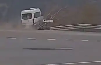 Tarım işçilerini taşıyan minibüsün şarampole uçtuğu kaza kamerada