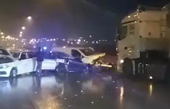 Tarsus-Adana-Gaziantep Otoyolu'nda 12 aracın karıştığı zincirleme kaza: 13 yaralı