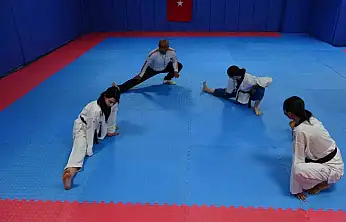 Tekvandocu babanın vakit geçirsinler diye salona götürdüğü 3 kızı milli tekvandocu oldu