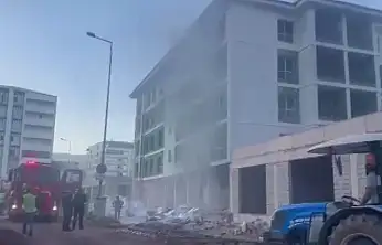 Yapımı devam eden deprem konutundaki yangın söndürüldü