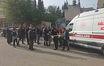 Yayaya yol veren minibüse çarpan motosikletli yaralandı