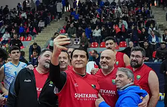 Yılmaz, parkede gençlerle kozlarını paylaştı