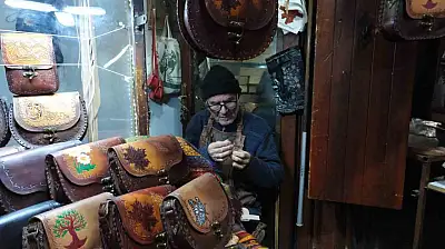 66 yıldır teknolojiye direnerek çanta yapıyor