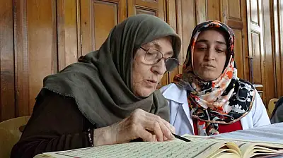 75 yaşındaki Fatma teyzenin Kur'an-ı Kerim öğrenme azmi