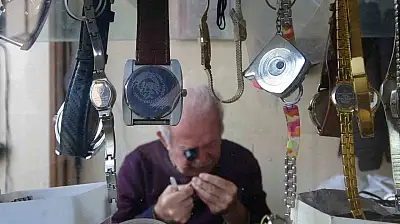 76 yaşındaki saat ustası, 61 yıldır zamana ayar veriyor