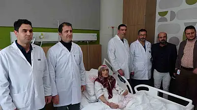 87 yaşındaki hastanın karnından 4,5 kilogramlık tümör çıkarıldı