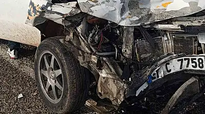 Araban'da otomobil ile kamyonet çarpıştı: 2 yaralı