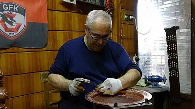 Baba mesleği bakırcılığı 40 yıldır aynı dükkanda sürdürüyor