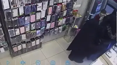 Çocuğunu ameliyat ettirmek için bozdurmaya çalıştığı altınlar çalındı, imdadına polis yetişti