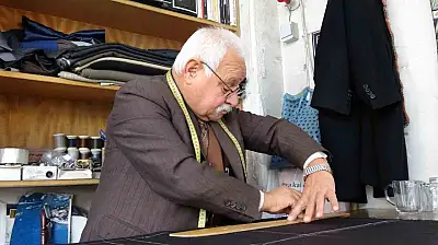 Gaziantep'te 67 yaşındaki terzi ustası, elinden kitabı düşürmüyor