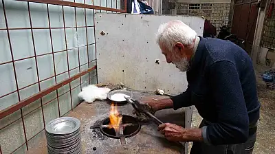 Gaziantep'te 80 yaşındaki kalay ustası mesleğini 70 yıldır sürdürüyor