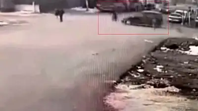 Gaziantep'te ilginç kaza: Hafif ticari araç motosiklete, motosiklet yayaya çarptı