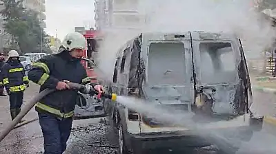 Gaziantep'te ticari araç alev alev yandı