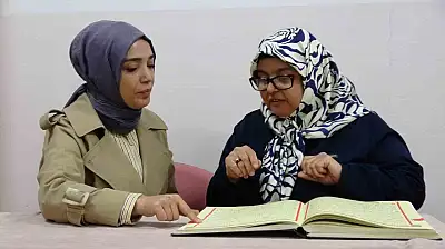 İşitme engelli kadın Kur'an-ı Kerim'i bir ayda öğrendi