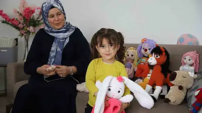 İşlediği oyuncaklarla 6 çocuğuna bakıyor