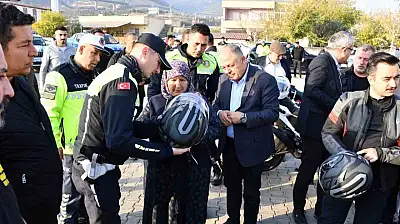 Jandarmadan 100 motosiklet sürücüsüne güvenli sürüş eğitimi ve hediye kask