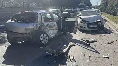 Kontrolden çıkan otomobil karşı şeride uçarak iki otomobile çarptı: 4 yaralı
