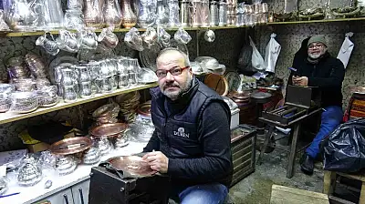 Meslektaş dayı yeğen 44 yıldır birlikte bakır işliyor