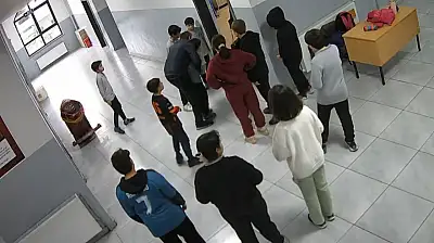 Nefes borusuna ekmek kaçan öğrencisini heimlich manevrasıyla kurtardı