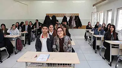 Şahin, bu yılın ilk deneme sınavında öğrencilerle bir araya geldi