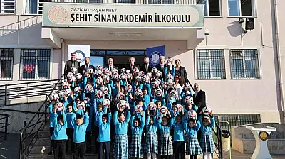 Şahinbey'den okulunu temiz tutan öğrencilere futbol topu hediye