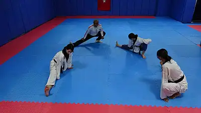 Tekvandocu babanın vakit geçirsinler diye salona götürdüğü 3 kızı milli tekvandocu oldu