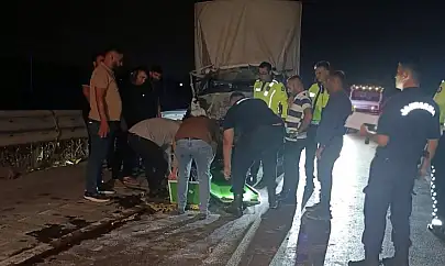 Gaziantep'te kamyonet kamyona arkadan çarptı: 1 ölü, 1 ağır yaralı