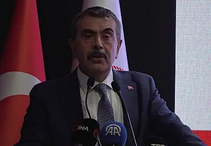 Milli Eğitim Bakanı Tekin, eğitime katkı sağlayan hayırseverlere plaket takdim etti