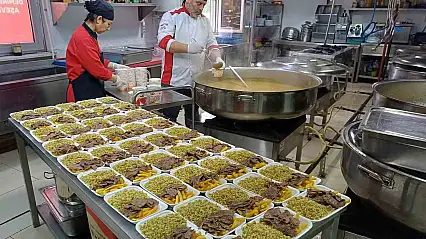 Araban'da 6 Şubat depremlerinde hayatını kaybedenler için 450 aileye et döner dağıtıldı