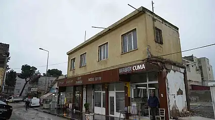 Asrın felaketi meslek aşkını yıkamadı: 50 yıllık berber, hasarlı dükkanını terk etmedi