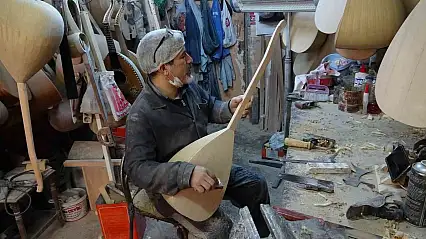 Baba yadigarı atölyede 35 yıldır bağlama üretiyor
