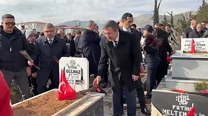 Cumhurbaşkanı Yardımcısı Yılmaz, deprem şehitlerinin mezarını ziyaret etti