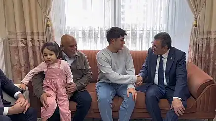 Cumhurbaşkanı Yardımcısı Yılmaz'dan depremzede aileye ziyaret