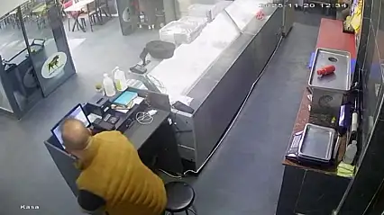 Deprem anı kamerada: İş yerindekiler panikle dışarı kaçtı