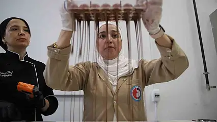 Dezavantajlı kadınlar çikolata üretimini öğreniyor