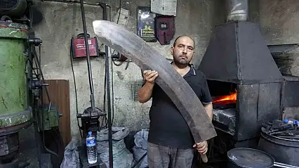 Gaziantep'te el emeğiyle yapılan insan boyundaki et satırı alıcısını bekliyor