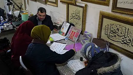 Hat sanatçısı yeni öğrenciler yetiştiriyor