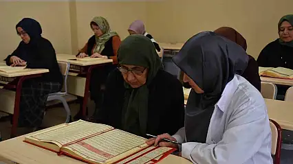 Hece hece başladı, 70'inden sonra Kur'an-ı Kerim'i öğrendi