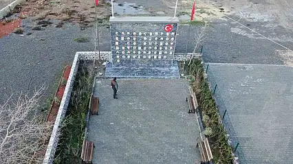 İki çocuğunu kaybeden muhtar köyüne deprem anıtı yaptırdı