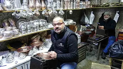 Meslektaş dayı yeğen 44 yıldır birlikte bakır işliyor