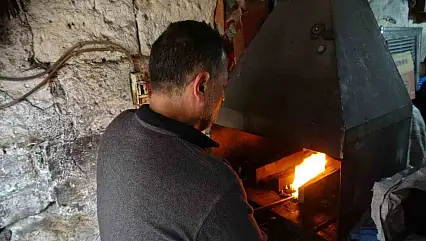 Eski yöntemlerle ürettiği kebap şişlerini 15 ülkeye ihraç ediyor