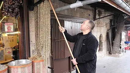 Gaziantep'te kışın vazgeçilmezi kuru bamya 2 bin TL'den tezgahta