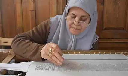 70 yaşındaki kadın usta 200 bin TL'lik Antep işi sanat işliyor