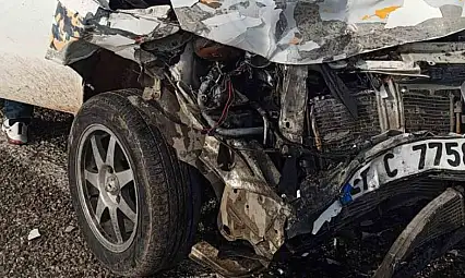 Araban'da otomobil ile kamyonet çarpıştı: 2 yaralı