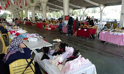 Bu çarşıda sadece kadınların el emekleri satılıyor