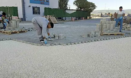 Büyükşehir Belediyesi, Araban'da kilitli parke taşı döşeme çalışmalarına başladı