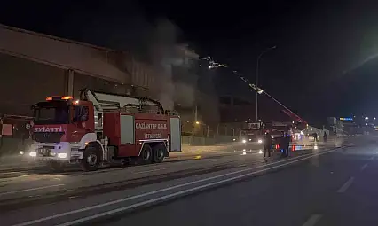 Gaziantep'te ambalaj fabrikasında yangın: 1 işçi dumandan etkilendi
